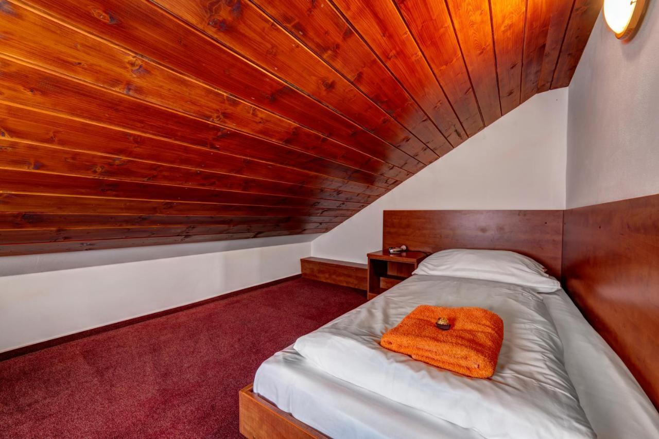 Apartmanovy Dom Slniecko จิอาร์ ภายนอก รูปภาพ